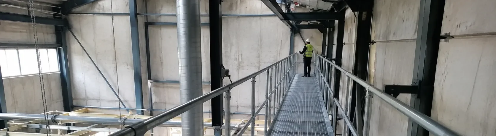 Instalación de una pasarela metálica